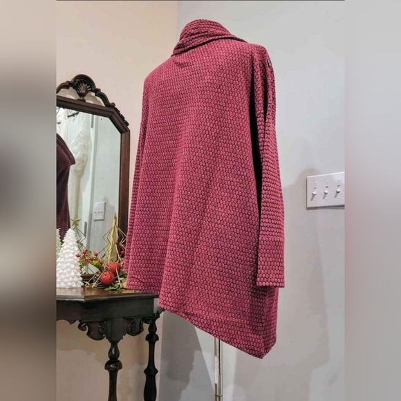 NEW 1X Honeycomb Pattern Diagonal Hemline Sweater - Picture 2 of 10